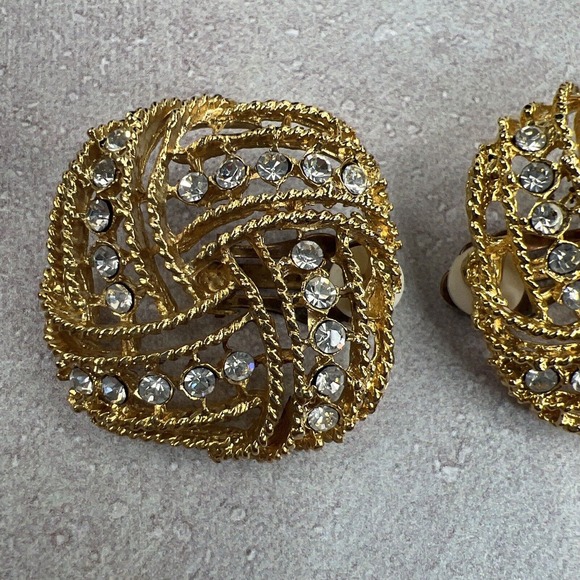 Clip On Earring Vintage Gold Tone Woven Rhinestone Unbranded - Picture 3 of 10